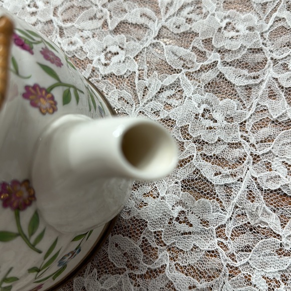 Teaopia Tea pot is stunning with tea leaf basket rattan handle - Picture 4 of 7